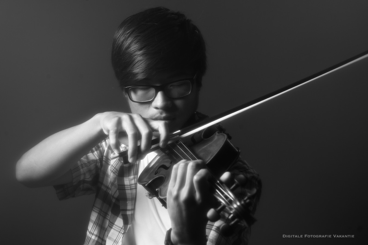 Mathijs violist playing.jpg